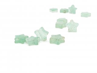 Quatre étoiles en aventurine verte percées