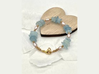 Delicate bracelet with small amethysts