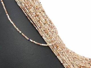 Pierres précieuses mélangées, multicolores, percées de facettes