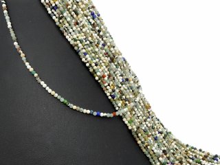 Pierres précieuses mélangées, multicolores, percées de facettes