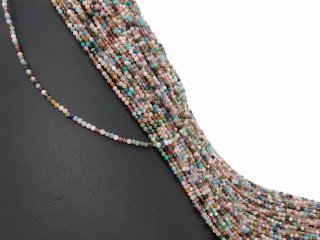 Pierres précieuses mélangées, multicolores, percées de facettes
