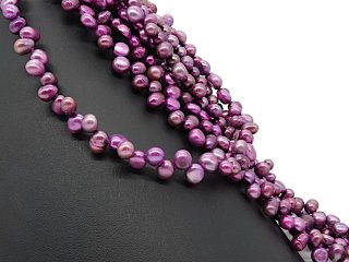 Magentafarbene, barocke Zuchtperlen für Schmuck
