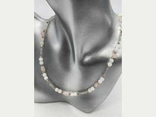 Necklace made of agate and sodalite with pearls