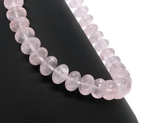 Durchbohrte, lose Rosenquarzrondelle in Rosa und Grau
