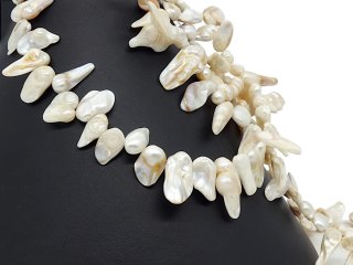 Barocke, weiße, durchbohrte Perlmuttperlen