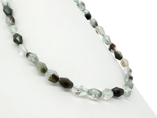 Quartz en forme dolive, percé, avec facettes vertes