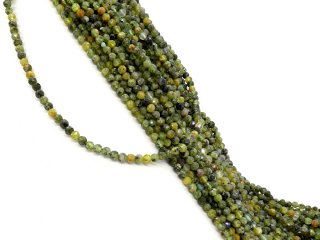 Kleine, durchbohrte Olivinkugeln mit Facetten in Grün