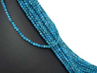 Funkelnde, blaue Apatitkugeln