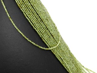 Durchbohrte, facettierte, grüne Peridot-Kugeln