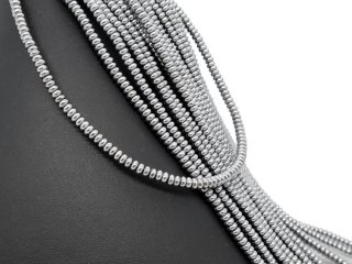 Durchbohrte, graue Hämatitrondelle