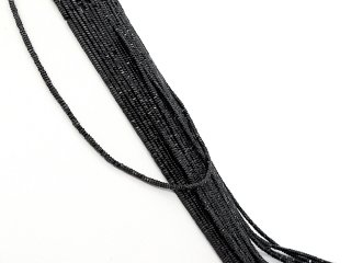 Durchbohrte, schwarze Hämatitscheiben