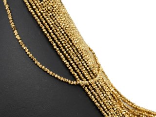 Durchbohrte, goldene Hämatite