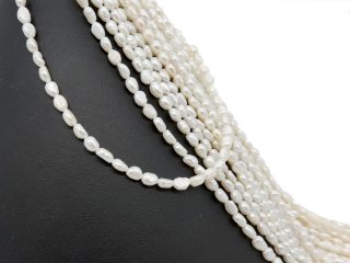 Petites perles de culture baroques percées blanches