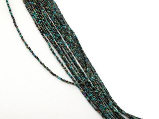 Facettierte, kleine Chrysokollkugeln in Blau und Grün