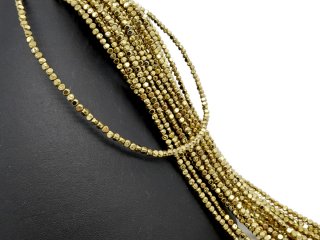 Durchbohrte, goldfarbene Hämatite