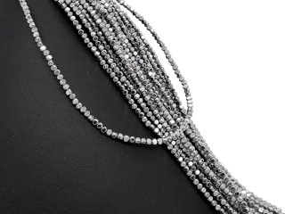 Durchbohrte, silbergraue Hämatite