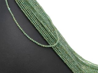 Funkelnde, grüne, durchbohrte Apatitkugeln