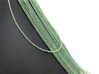 Funkelnde, grüne, durchbohrte Apatitkugeln