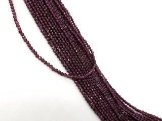 Facettierte, durchbohrte, dunkelrote Granatkugeln