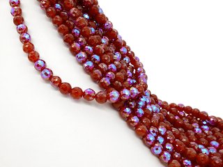 Bunt schimmernde, facettierte, durchbohrte, rote Achat-Kugeln
