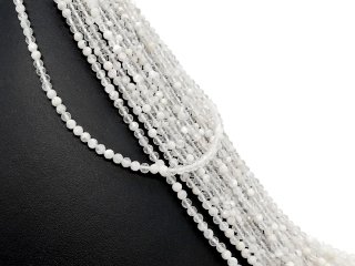 Durchbohrte, facettierte, kleine Bergkristallkugeln