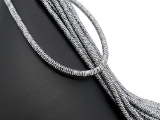 Durchbohrte, hellgraue Hämatit-Scheiben