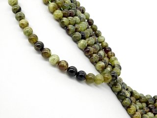 Durchbohrte, grüne Granatperlen