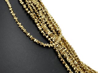 Durchbohrte, funkelnde, goldene Hämatite