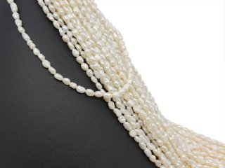 Durchbohrte, barocke, kleine Zuchtperlen in Weiß