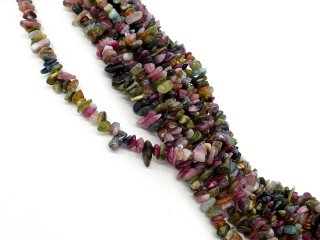 Dunkle, durchbohrte Turmalinnuggets