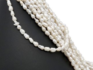 Durchbohrte, barocke, kleine Zuchtperlen in Weiß