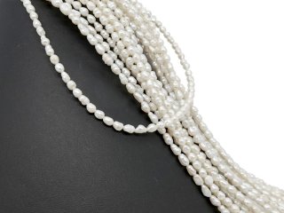 Durchbohrte, barocke, kleine Zuchtperlen in Weiß