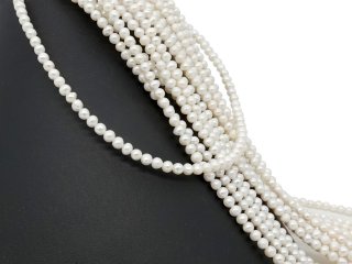 Durchbohrte, rundliche Zuchtperlen in Weiß