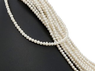 Durchbohrte, rundliche Zuchtperlen in Weiß