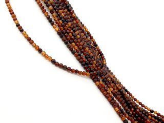 Rote, durchbohrte Granatkugeln