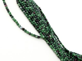 Facettierte Anyolitkugeln in Schwarz, Magenta und Grün