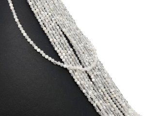 Durchbohrte, facettierte, kleine Bergkristallkugeln