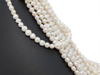 Durchbohrte, barocke, kleine Zuchtperlen in Weiß