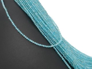 Funkelnde, durchbohrte, grünblaue Apatitkugeln