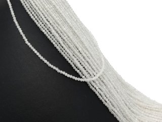 Petites boules de cristal de roche percées et facettées