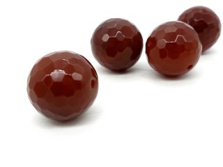 Eine facettierte, rote Karneolkugel