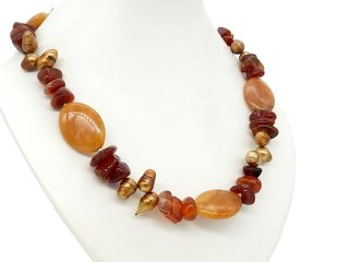 Halskette aus Edelsteinen und Perlen