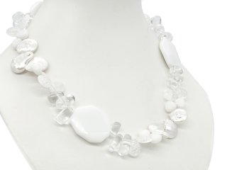 Halskette aus Edelsteinen und Perlen