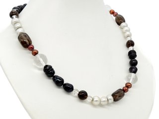 Halskette aus Edelsteinen und Perlen