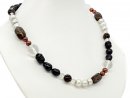 Halskette aus Edelsteinen und Perlen