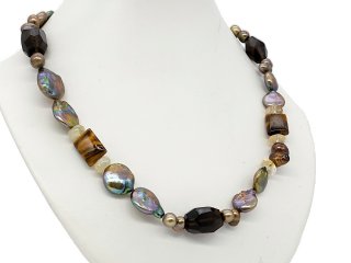 Halskette aus Edelsteinen und Perlen