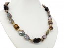 Halskette aus Edelsteinen und Perlen