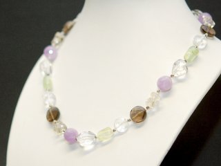 Collier composé de pierres précieuses