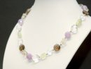 Collier composé de pierres précieuses