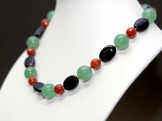 Collier composé de pierres précieuses